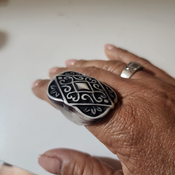 Black and Gray Plastic Statement Ring Size 7 - Picture 5 of 8